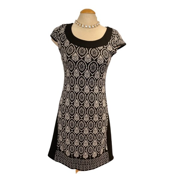 SAN FRANCISCO Knit Dress Sz M Black & White Flattering - Picture 3 of 12